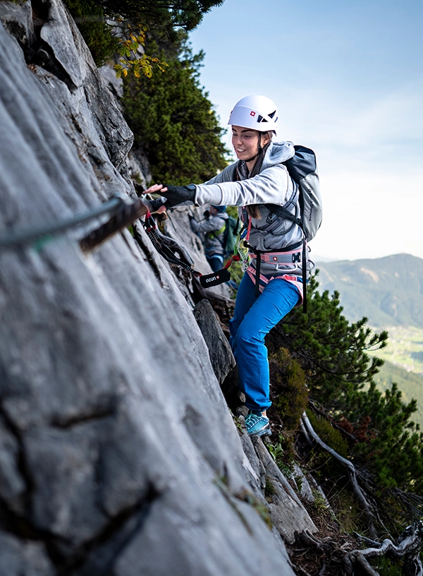 Femeie pe via ferrata.