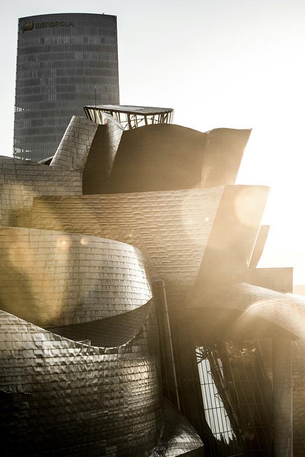 Cele mai mari atracții se află uneori puțin în afara traseelor evidente. Celebrul Muzeu Guggenheim nu este în Barcelona sau Madrid, ci în Bilbao, un oraș mai puțin popular.