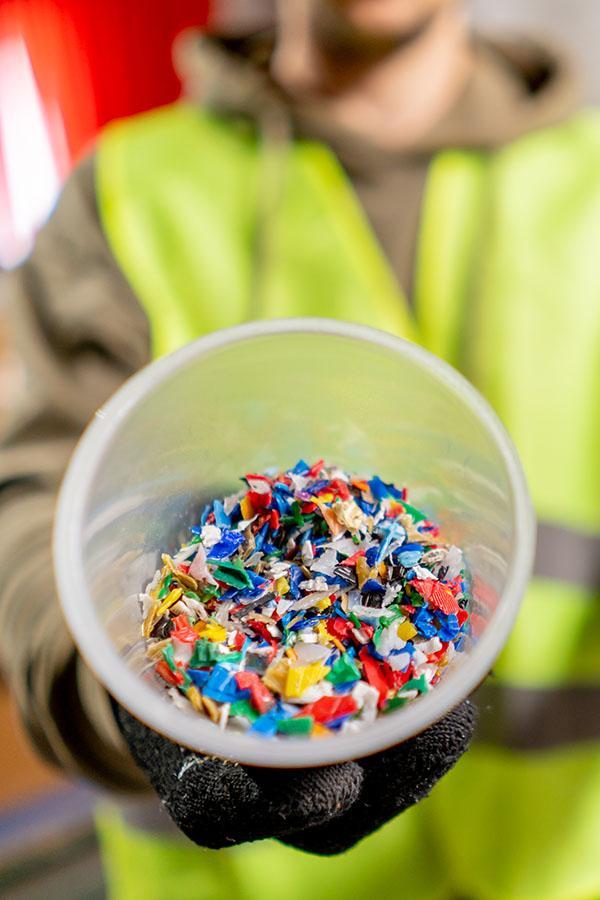 Măcinarea plasticului în bucăți mici, una dintre etapele reciclării materialelor plastice