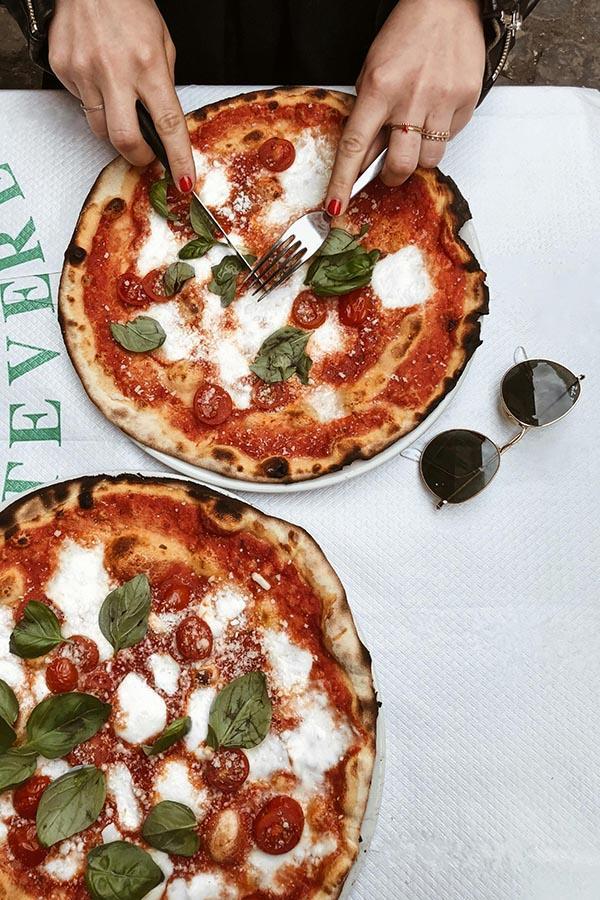 Pizza nu are nicăieri același gust ca în Italia... Un city break este ocazia de a încerca arome locale autentice.