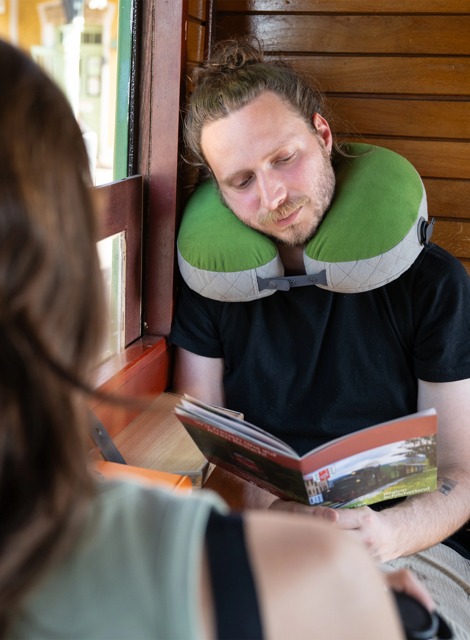 Pernă de voiaj Cocoon U-Shaped Down Neck Pillow - fresh olive/grey