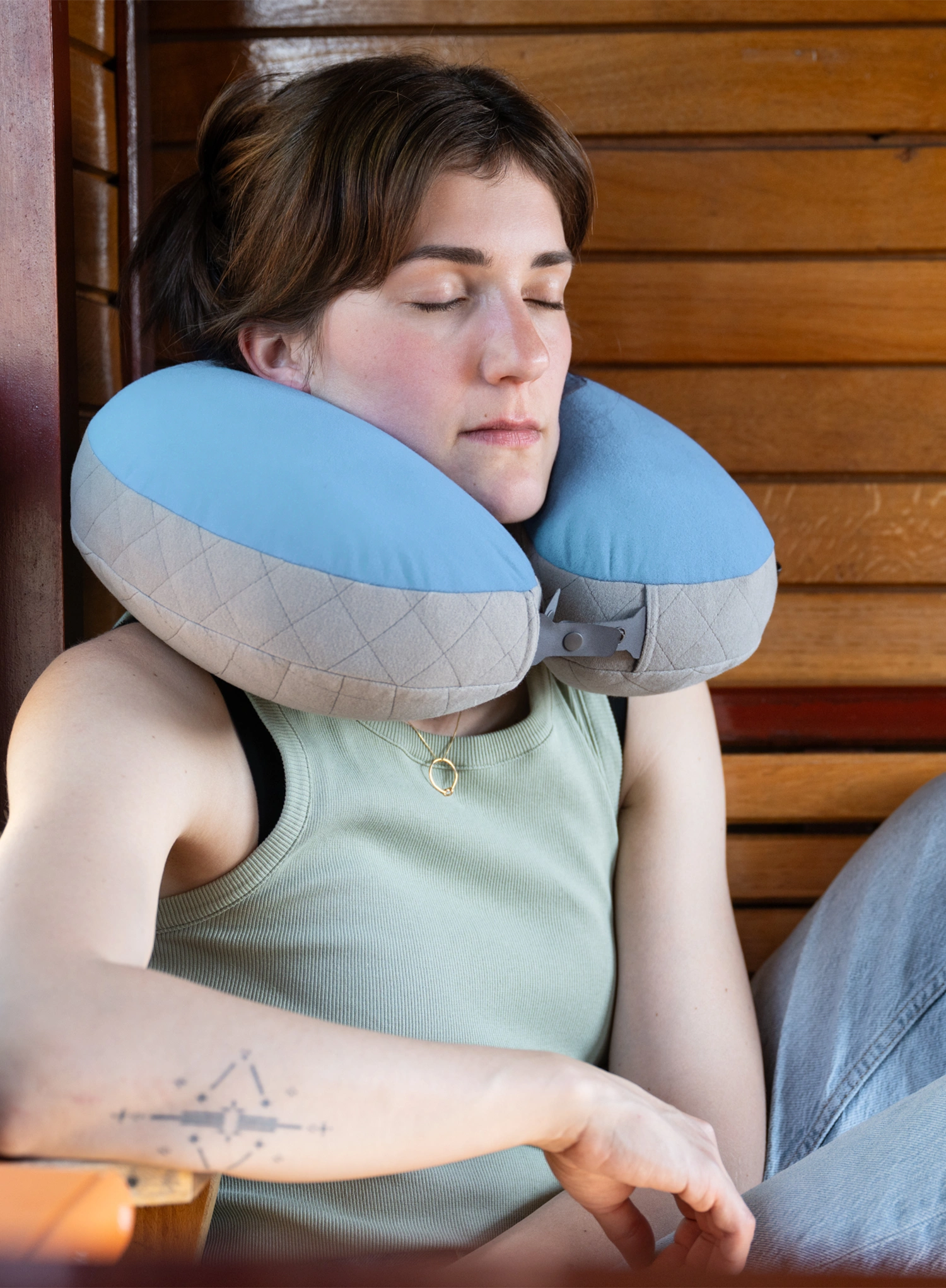 Pernă de voiaj Cocoon U-Shaped Neck Pillow - light blue/grey