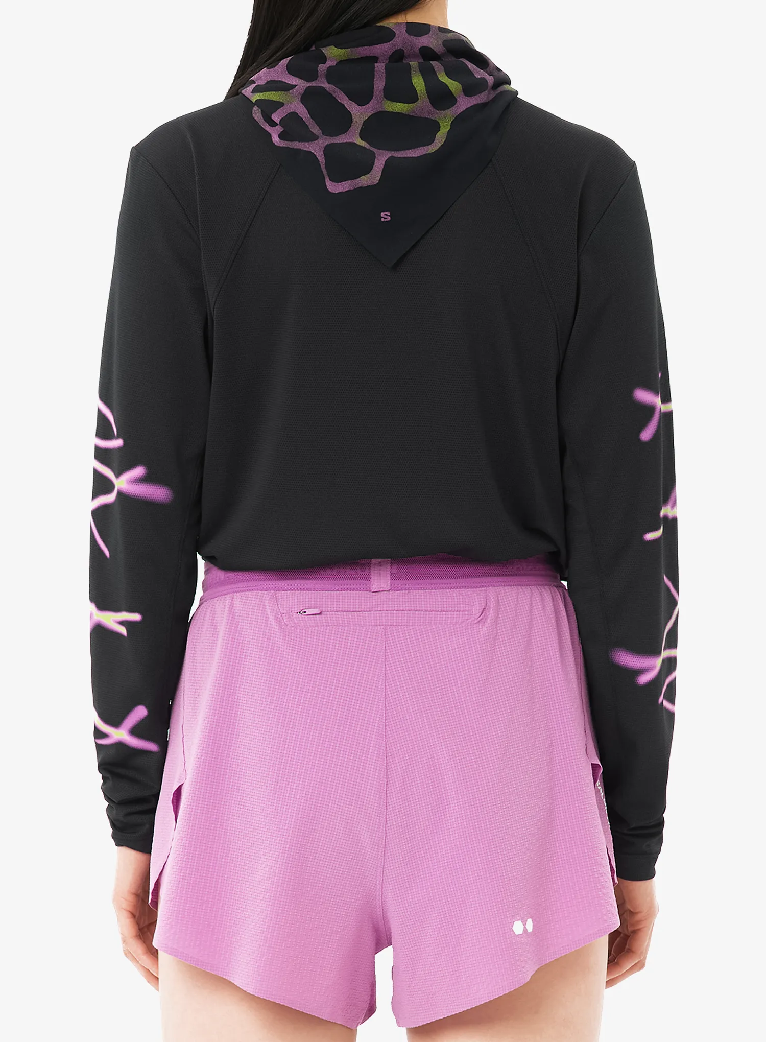 Hanorac fara gluga femei Salomon Shkout Core LS TEE GFX - deep black