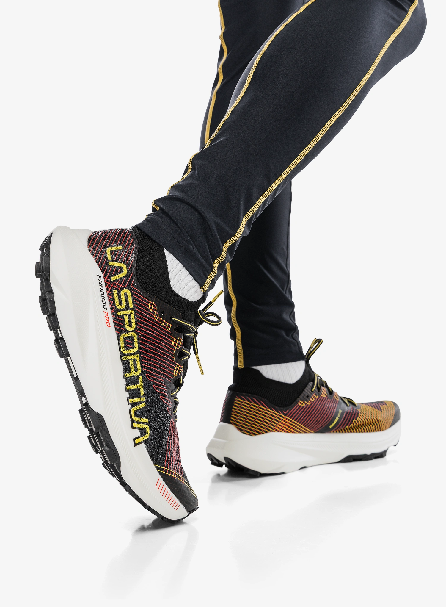 PRO-TECK PERFOMANCE トライ4、5“ Pantofi trail La Sportiva Prodigio Pro - black/yellow | 8a.ro