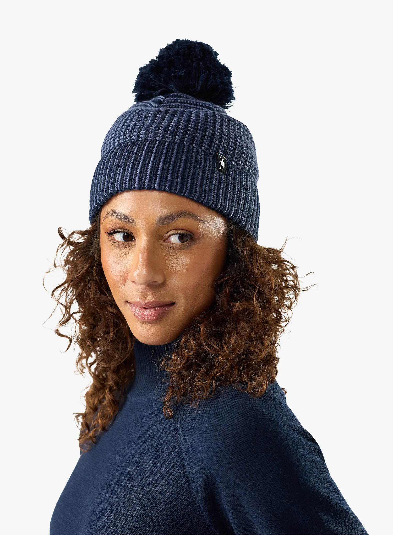 SmartwoolSummitKnitPomBeanie_deepnavy_fw26_198268451969_059.webp