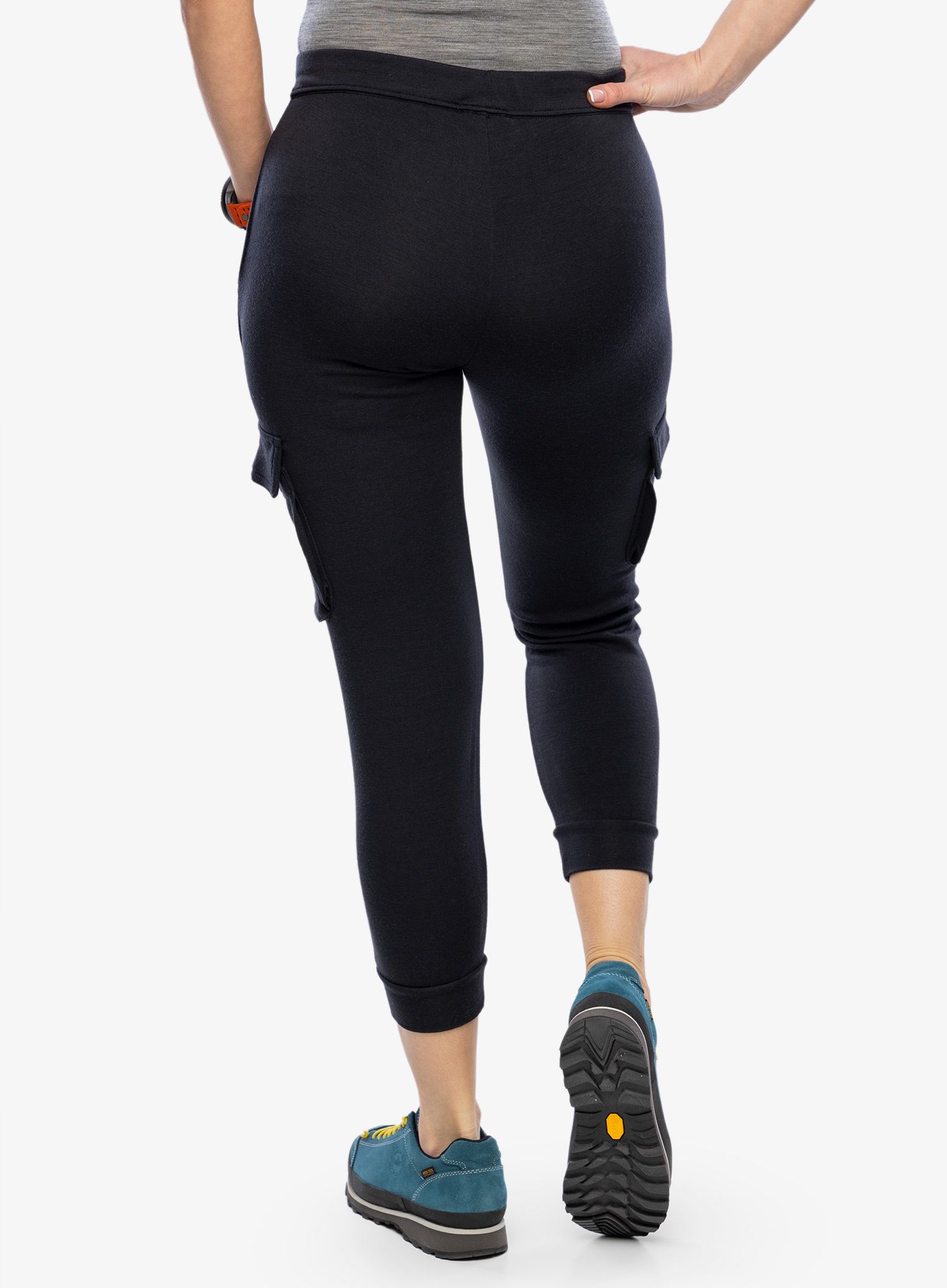 Pantaloni femei Super.natural City Cargo - jet black