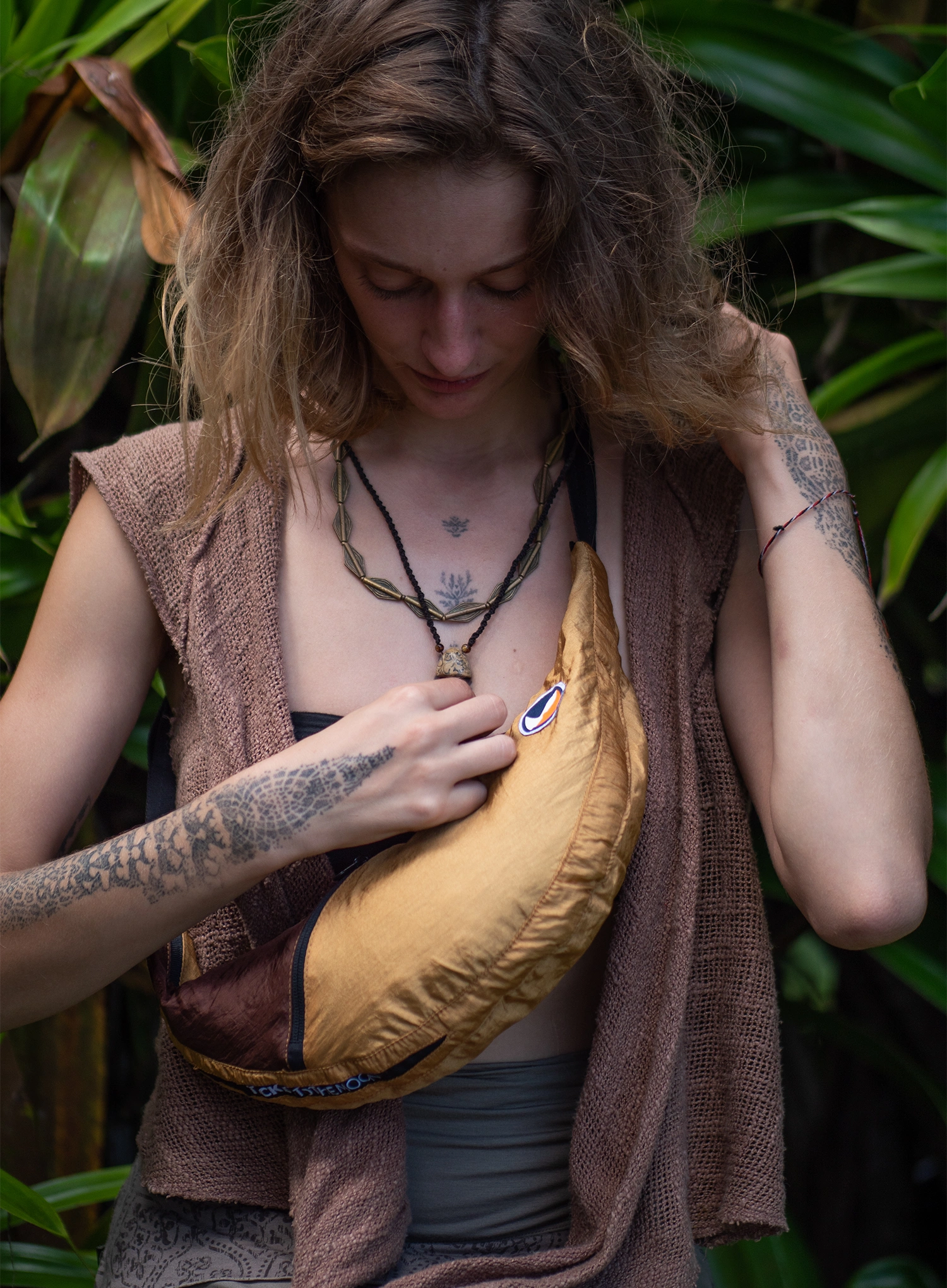 Geantă Ticket To The Moon Upcycled Sling Bag - sand/chocolate